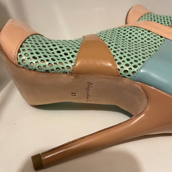 BEAUTIFUL ALEJANDRA G PATENT LEATHER HEEL - Picture 5 of 5